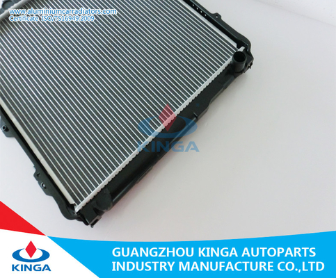 Auto het Aluminiumradiators van de Vervangstukkendouane voor Toyota HILUX 2003 PA26 BIJ leverancier