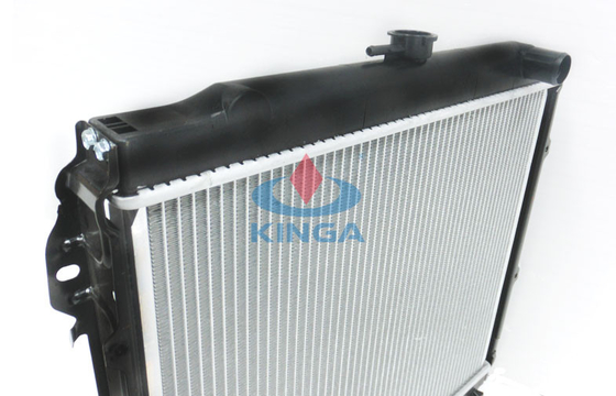 Radiator van Toyota van de aluminiummotor de Koelere LN65 RN8 met Plastic Tank leverancier