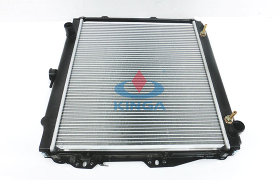 Radiator van Toyota van de aluminiummotor de Koelere LN65 RN8 met Plastic Tank leverancier